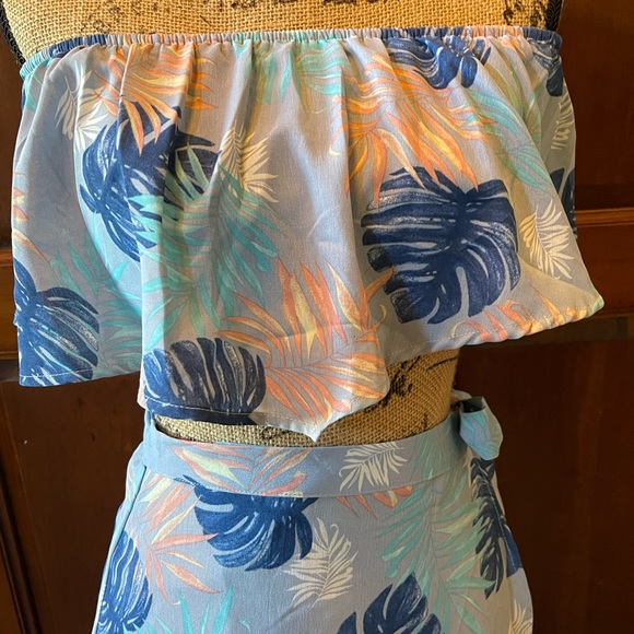 Estro Small Tropical Wrap skirt and Matching Bandeau - Picture 3 of 12